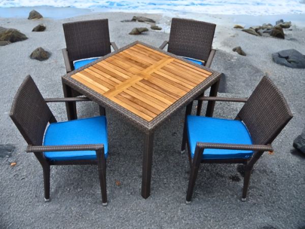 Outdoor-Dining-Table